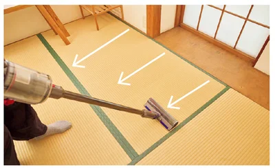 目に沿って掃除機をかける