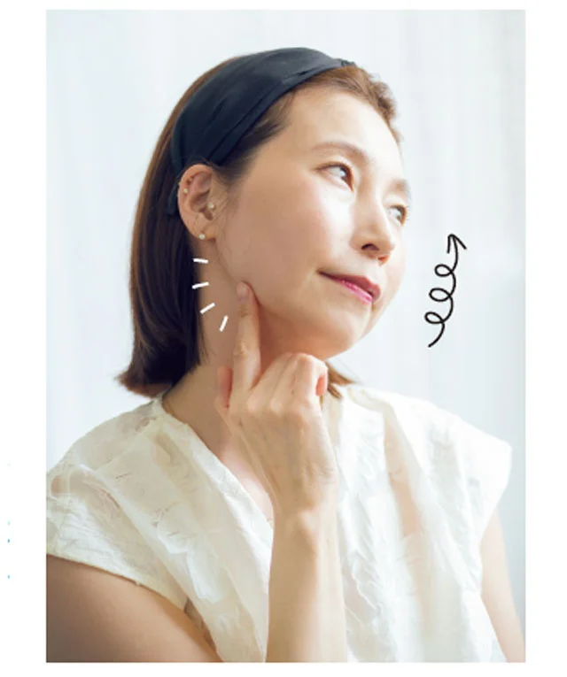 指で下から上へ円を描くようにして、クレンジング剤と顔の油分をなじませて。首との境目も忘れずに!