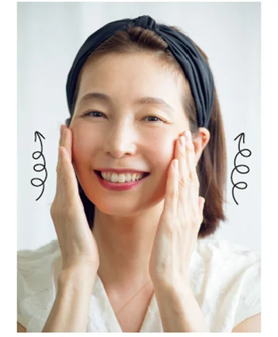 クレンジング同様、下から上に向かって指でくるくると、やさしく円を描くようにして洗顔料をなじませます