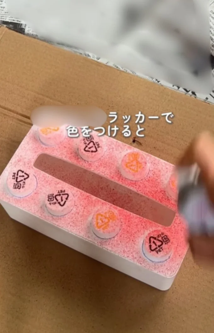 ティッシュケースを塗装する▶丸い蓋がブロックの突起のように見える…(⇒次へ)