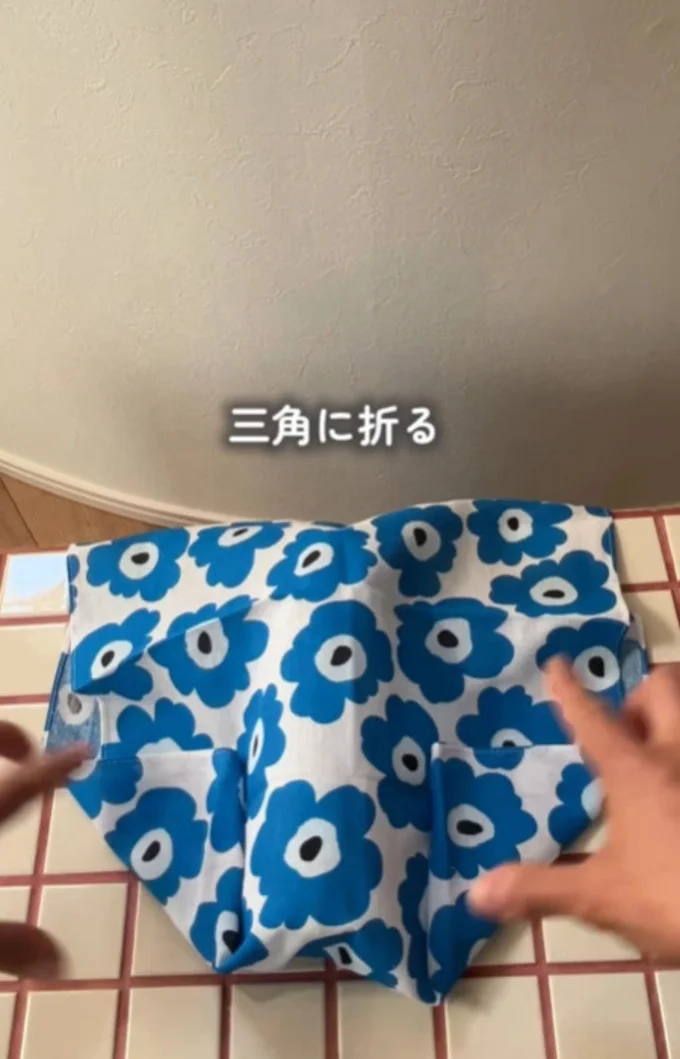 下側左右を三角に折る▶上部後ろ側の左右を…(⇒次へ)
