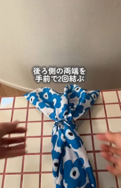飲み口の下で結ぶ▶手前側の左右を…（⇒次へ）