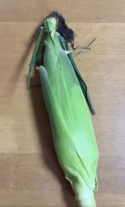 夏の旬を迎えるトウモロコシ▶皮を剥がして作り始めます（⇒次へ）