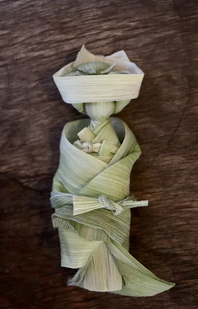 過去に作ったトウモロコシの皮の花嫁人形▶自然物で作るので、作り方はその都度変化するそうです（⇒次へ）