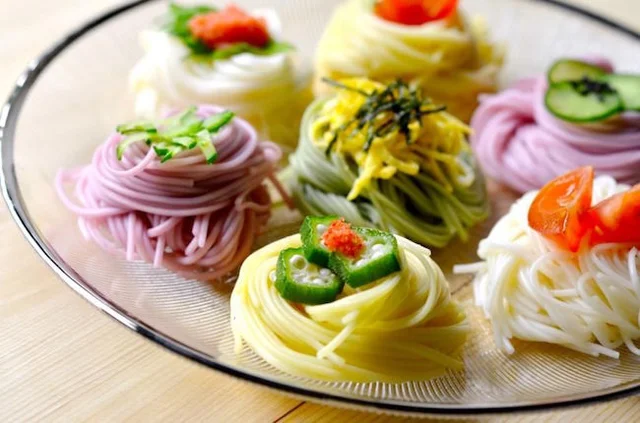 白いそうめんはもう飽きた？ カラフルそうめんで食卓を華やかに
