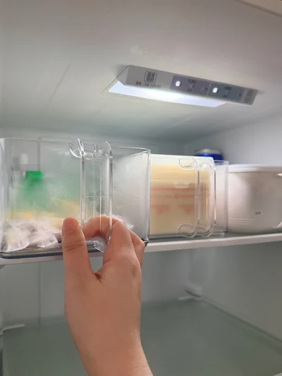 ニトリの【冷蔵庫トレーハンドル付き】を使用▶すぐに取り出せる工夫を