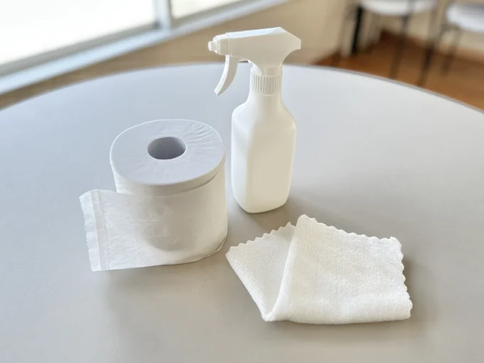 トイレットペーパー、泡タイプの洗剤、クロス(雑巾)を用意(▶手順は?)