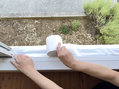 まさかトイレットペーパーで！？めんどうな窓サッシの掃除が一瞬で終わる裏ワザがすごい