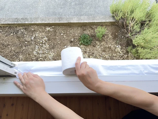 まさかトイレットペーパーで！？めんどうな窓サッシの掃除が一瞬で終わる裏ワザがすごい