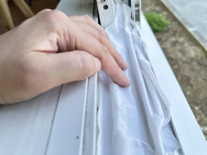 トイレットペーパーを窓サッシに押し込んで、溝に密着(▶次へ)