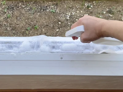 トイレットペーパーの上から泡タイプの洗剤をまんべんなく吹きかけます（▶次へ）