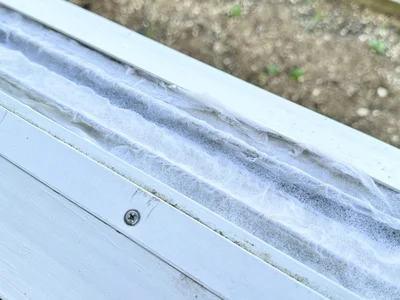 トイレットペーパーに洗剤がしみ込むまで、しばし待機！（▶次へ）