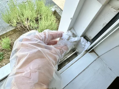 トイレットペーパーを回収しながら端の汚れを絡め取り、残った洗剤をクロスで拭いて完了（▶結果は？）