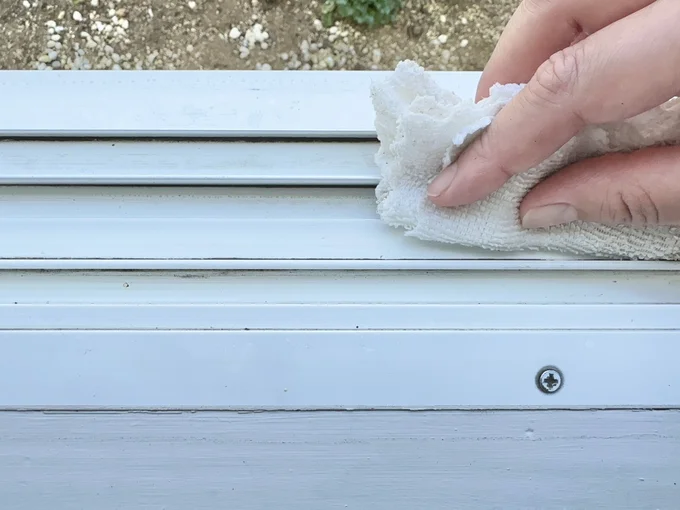 回収したトイレットペーパーで残った汚れを取り、クロスで拭き上げると、かなりきれいに(▶キッチンペーパーで代用できる?)