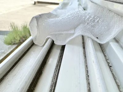 キッチンペーパーでも代用可能！サッシの凸凹に密着しやすい