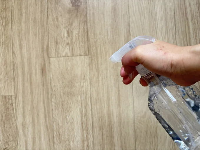 フローリングの皮脂汚れに吹きかける(▶次へ)
