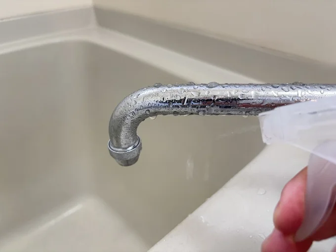 蛇口の軽い水垢汚れに炭酸水を吹きかける(▶次へ)