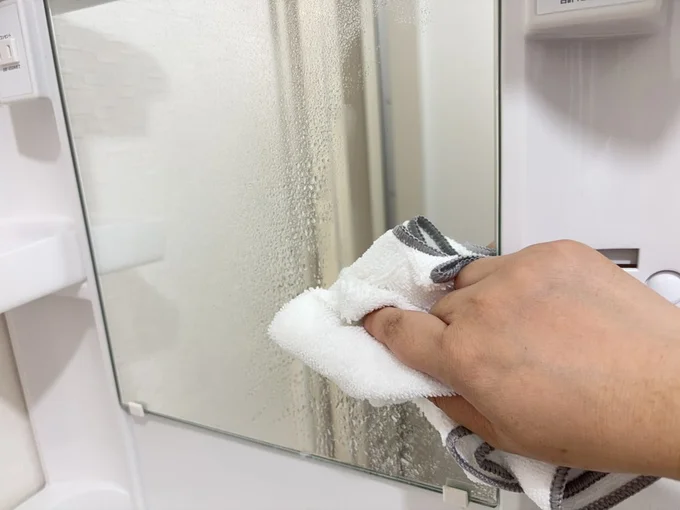 炭酸水を吹きかけて、上から下へ拭き取る(▶次へ)