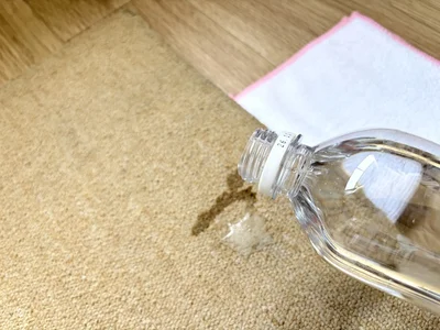 炭酸水をシミにかける（▶次へ）