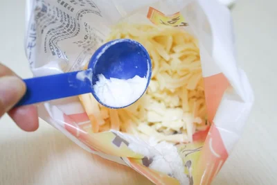 チーズの入った袋に片栗粉を入れる（▶次へ）