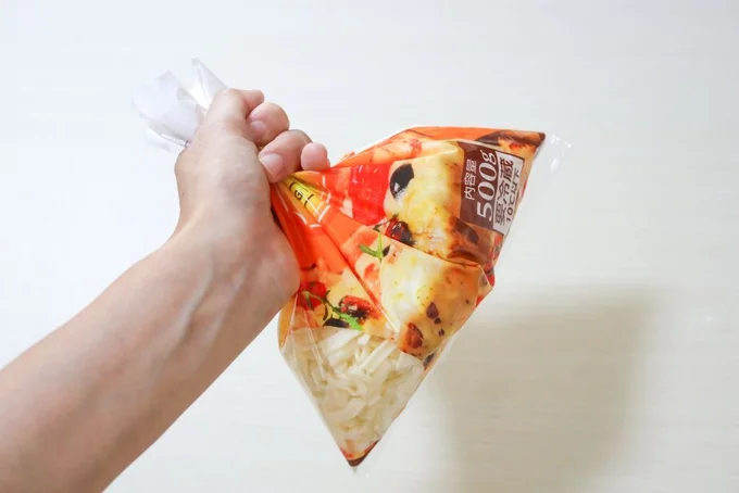 袋の口を閉じてシャカシャカ振る(▶次へ)