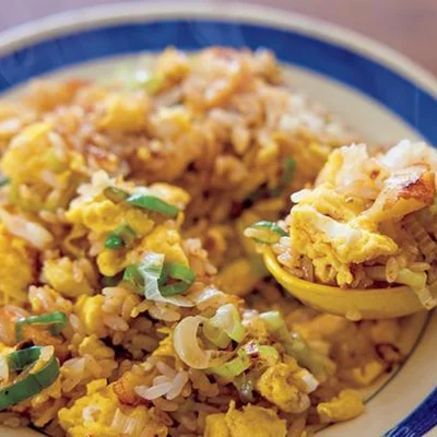 炒めず焼きつけるが本格派のコツ！「パラパラ卵チャーハン」