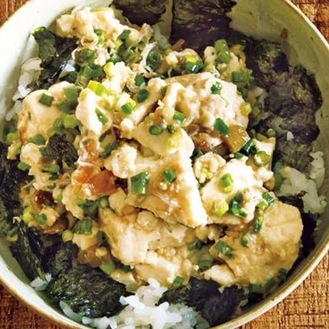 材料を切って混ぜて乗せるだけ！中華風で食べやすい「豆腐のっけ丼」