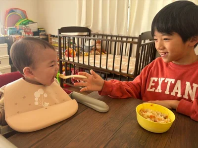 四男くんにごはんをあげる長男くん。ほっこりしますね▶この状況は厳しい…！（⇒次へ）