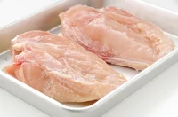 鶏むね肉に香りや味をしみ込ませ“ふんわりフワフワ”に仕上げる簡単テク