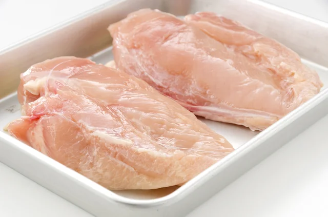 鶏むね肉に香りや味をしみ込みやすくする方法とは