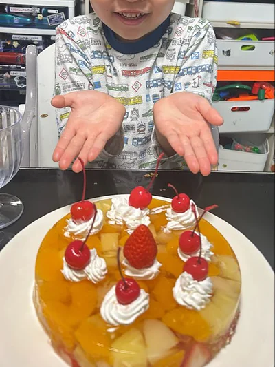 お子さまもとっても嬉しそうな様子が伝わってきます▶（⇒次へ）