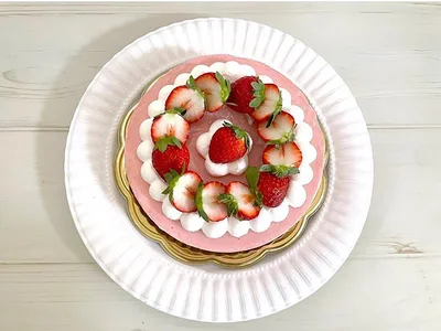 お店みたいなクオリティ！「いちごムース」（⇒次からは、パンへの愛とお客さんへの真摯さをつらぬく、わにが店主の小さなパン屋の物語『がんばれ！ コッペパンわに4』が読めます）
