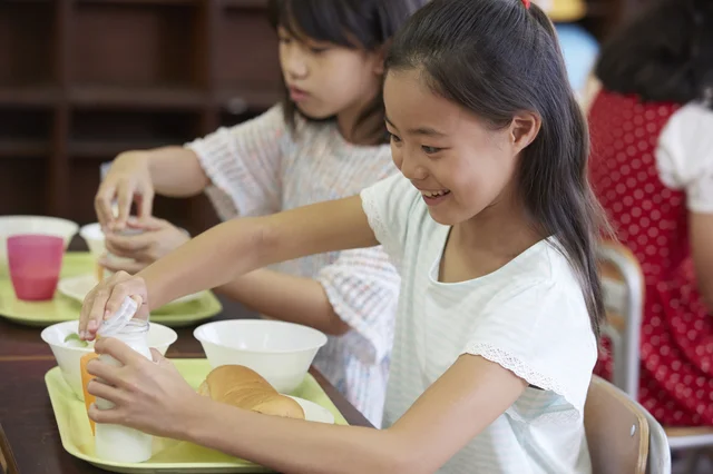 給食は、消費税率8％のまま変わりません。