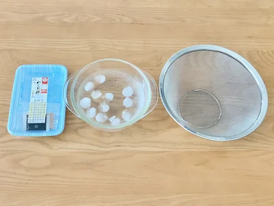 わらび餅と氷水、ザルを用意！（▶やり方は？）
