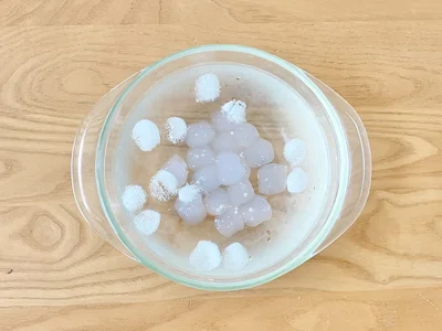 氷水にわらび餅をドボン！（▶次へ）