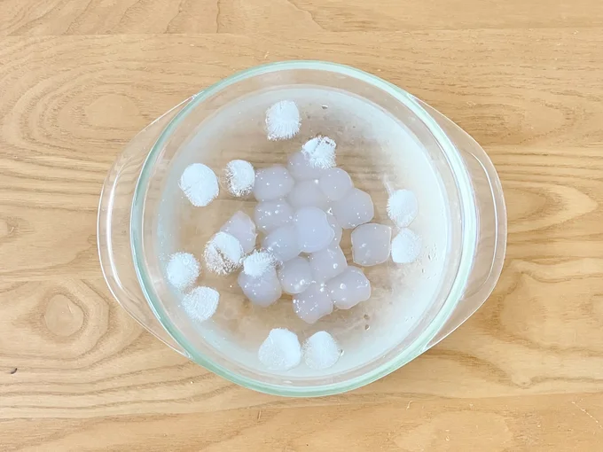 氷水にわらび餅をドボン！（▶次へ）