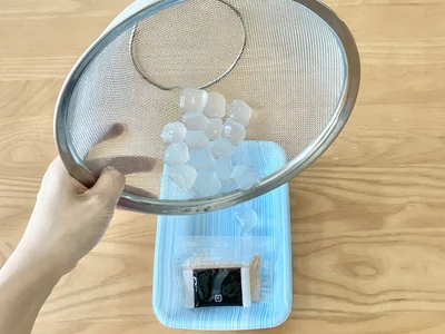 わらび餅をトレイに戻す！（▶くっつき具合は？）