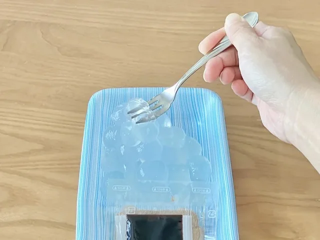 「食べる時に面倒でイラッ」→【神技】くっついて食べにくいわらび餅を上手に食べる方法