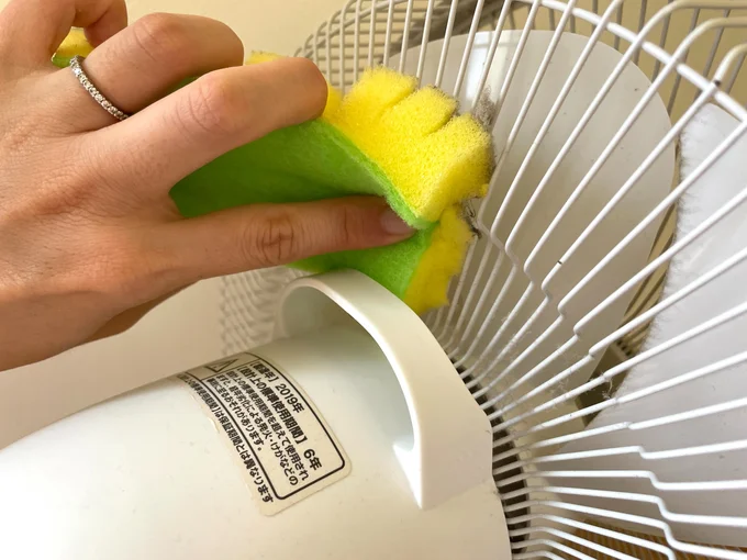 背面はホコリがごっそりとれて気持ちがいい！（▶次へ）