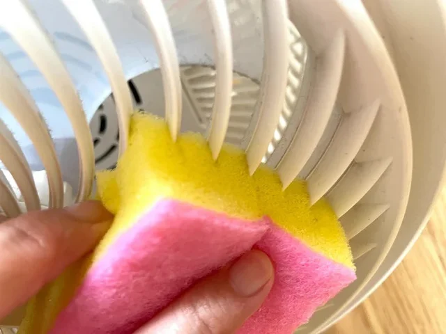 片付け前の掃除が劇的ラクに！扇風機カバーのホコリを一網打尽にする裏ワザ