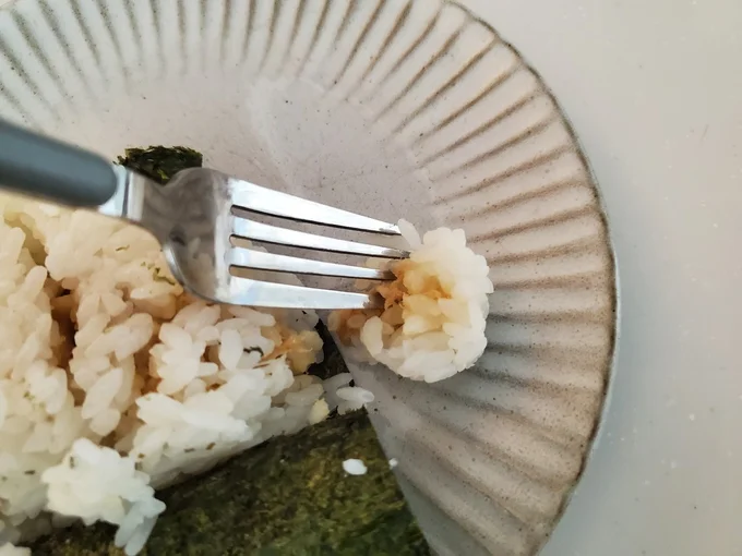 そのまま冷蔵庫へ入れたおにぎりはポロポロ・パサパサになりがち(▶タオルで包んだおにぎりは?)