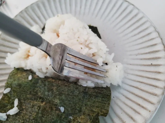 タオルで包んだおにぎりはご飯がもちもちのまま!(▶なぜ硬くならないの?)