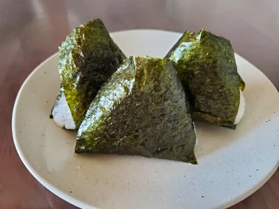 「冷えすぎ」と「乾燥」をタオルが防いでくれるから！（▶新聞紙で代用できるか検証）