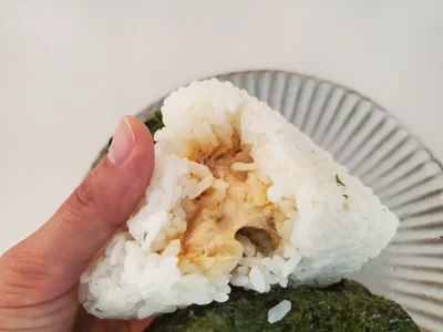 新聞紙に包んだおにぎりは、ふっくら感が劣る（▶タオルは？）