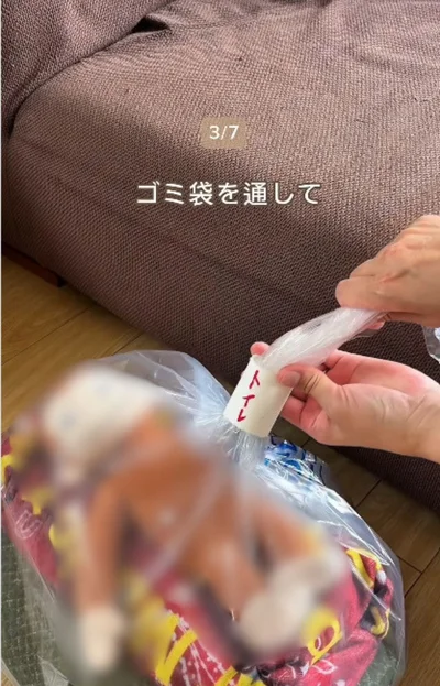 トイレットペーパーの芯を袋の口に通す▶掃除機で空気を吸えば…（⇒次へ）