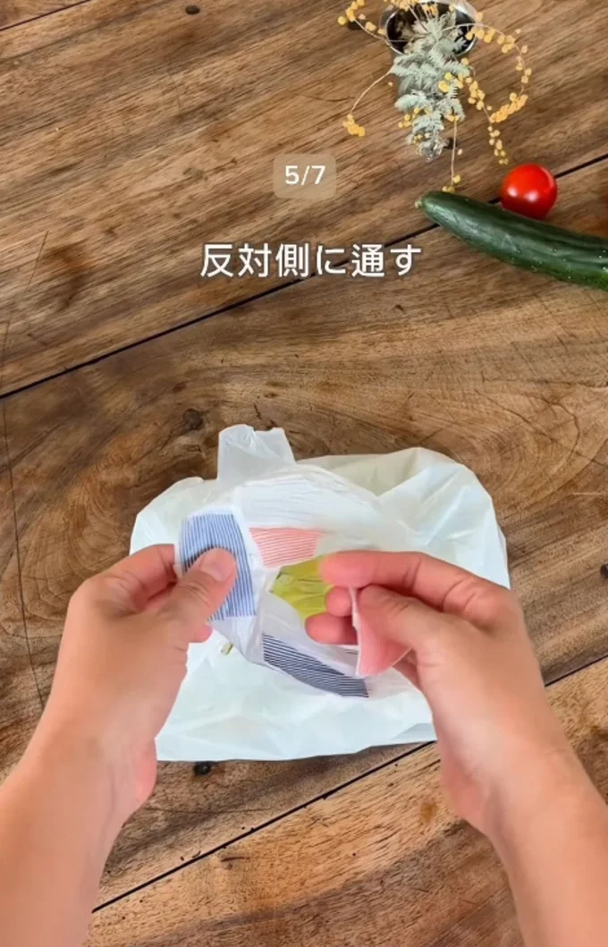 左右の持ち手を交差するように通す▶そのまま持ち手を…(⇒次へ)