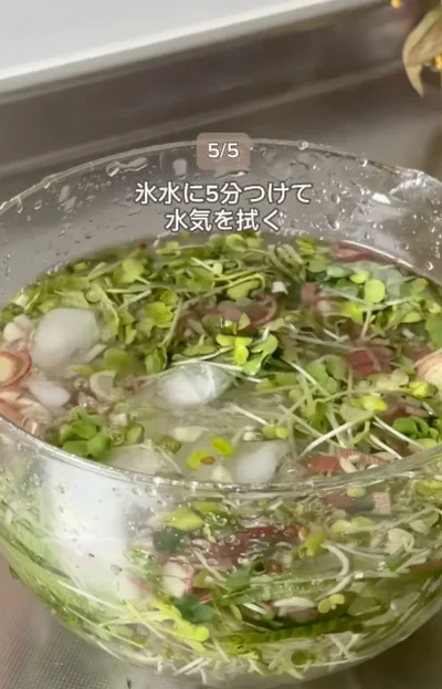 薬味をまとめて刻み、氷水へさらす▶水気を切って保存袋に入れたら…（⇒次へ）