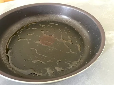油汚れが気になるフライパンを用意（▶次へ）
