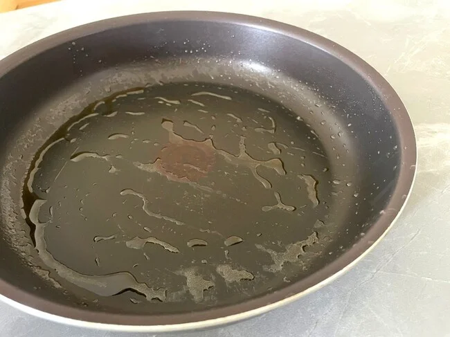 油汚れが気になるフライパンを用意(▶次へ)