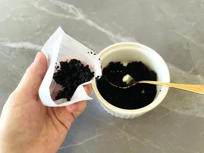 湿ったままのコーヒーかすをお茶パックに入れる（▶次へ）